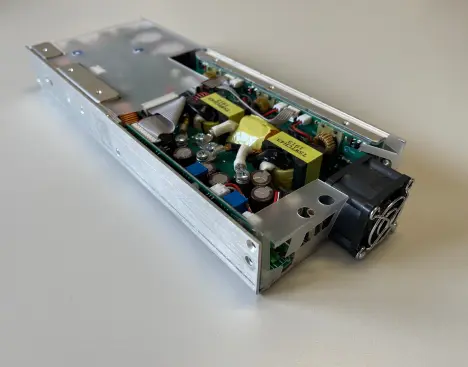 Assemblaggio interno di un alimentatore custom con sistema di raffreddamento.