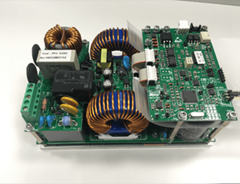 Dettaglio dei componenti elettronici e induttori di un alimentatore custom professionale.