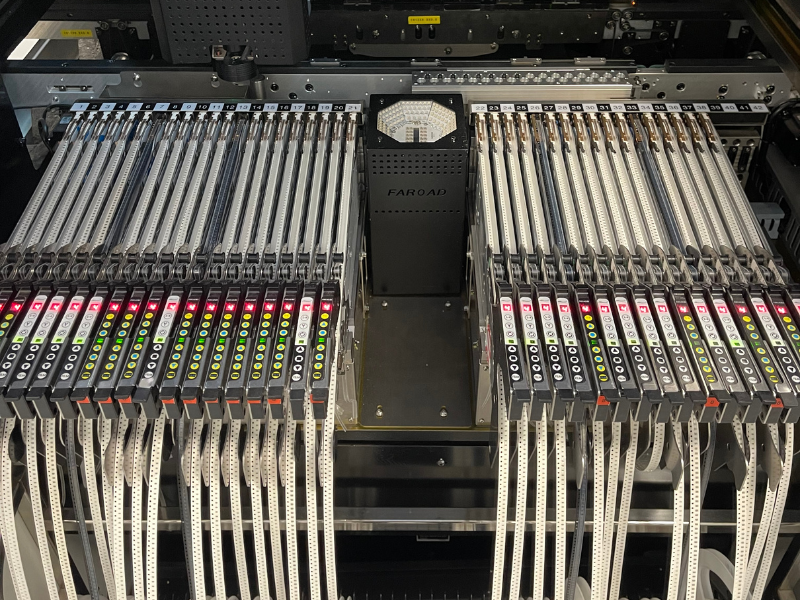 Bancata di alimentatori feeder per macchine Pick and Place SIEMENS Siplace per il montaggio di componenti SMT.