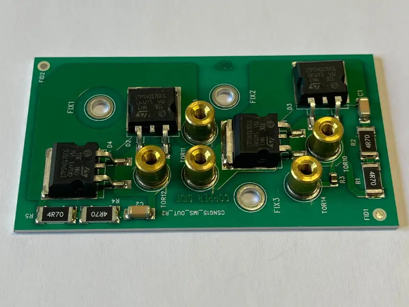 Circuito stampato IMS con substrato in metallo per la gestione termica di componenti elettronici di potenza.