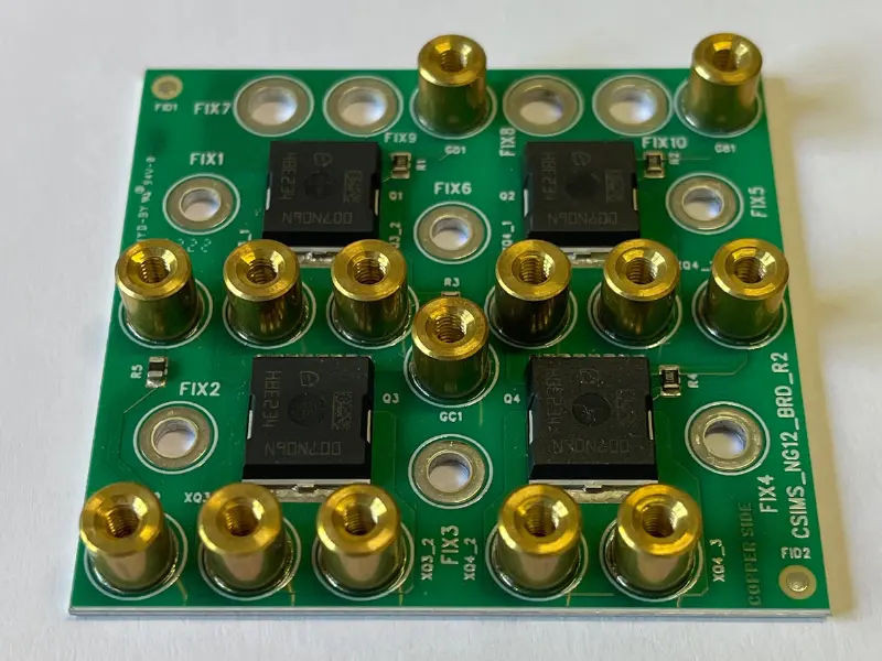 Scheda elettronica IMS con substrato in alluminio e connettori in ottone per applicazioni ad alta potenza.